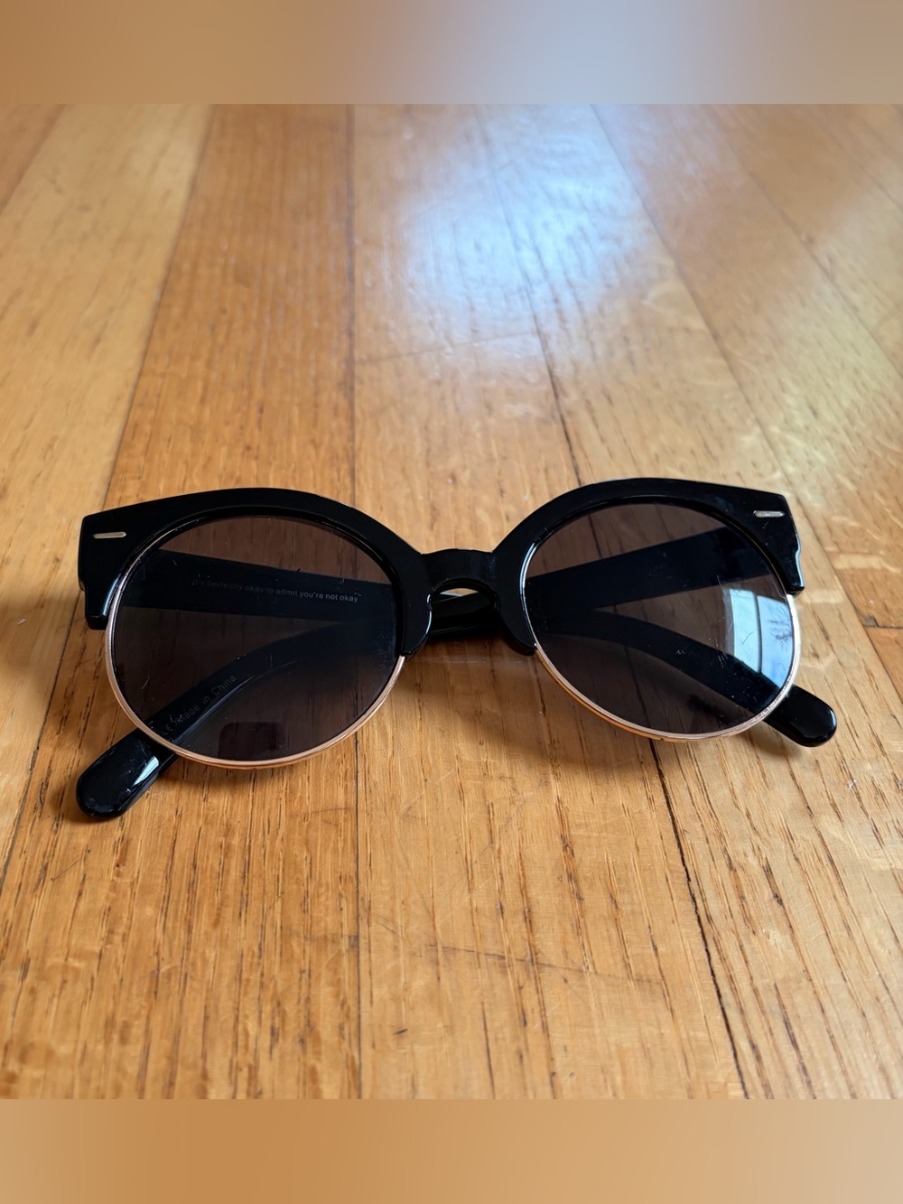 Black Round Retro Sunglasses - Classic Women's Accessory